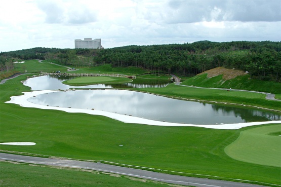 Искусственный водоем на поле для гольфа, Китай - мембрана Firestone PondGard EPDM