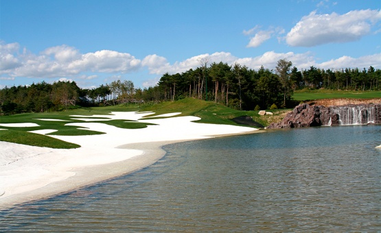 Поле для гольфа, Южная Корея - водоем Firestone, мембрана PondGard EPDM
